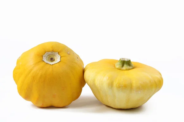 Két Sárga Patty Pan Squash Mentesség Előtt Fehér Háttér — Stock Fotó