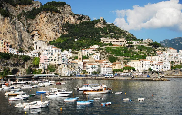 Amalfi Ist Eine Stadt Einer Dramatischen Natürlichen Umgebung Unter Steilen — Stockfoto