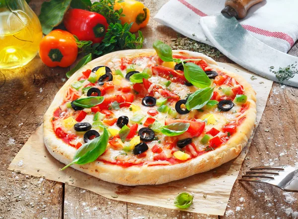 Pizza Caseira Deliciosa Com Uma Base Dourada Grossa Coberta Com — Fotografia de Stock