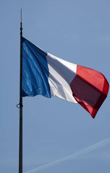 Francia Zászló Kék Égbolttal — Stock Fotó