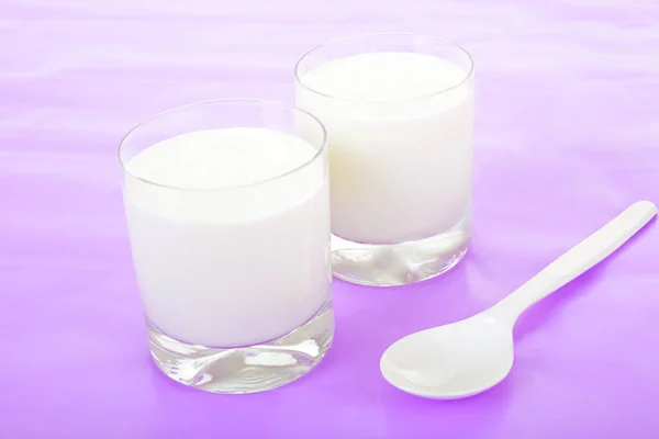 Dwa Świeże Jogurty Łyżka — Zdjęcie stockowe