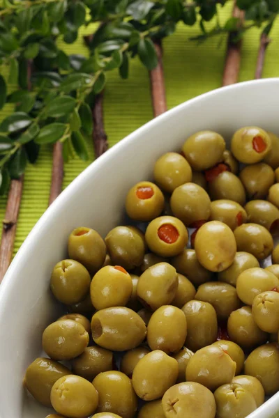 Olives Paprika Dans Bol Blanc — Photo