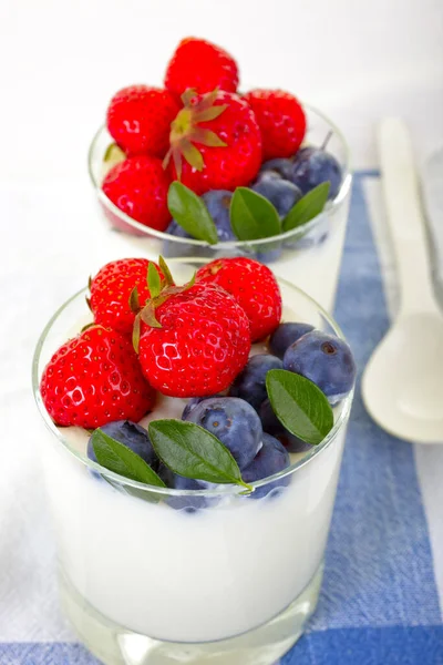 Frischer Joghurt Mit Erdbeeren Und Blaubeeren — Stockfoto