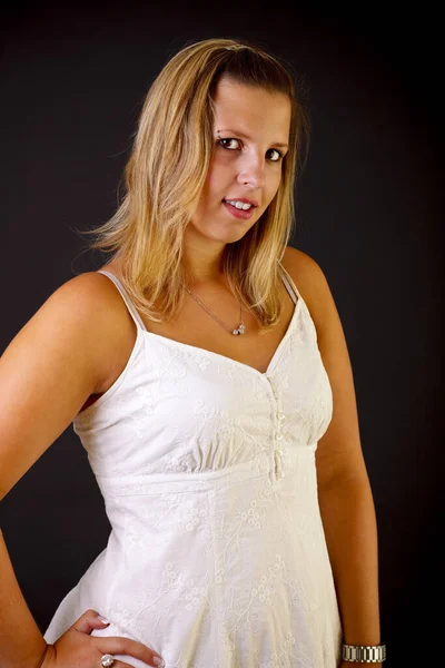 Junge Blonde Frau Auf Schwarzem Hintergrund Studioaufnahme — Stockfoto