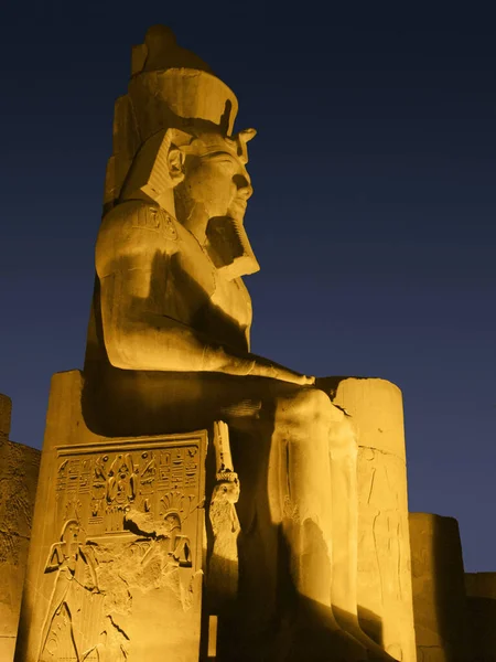 Geel Verlichte Sculptuur Van Ramses Egypte Voor Een Donkerblauwe Hemel — Stockfoto