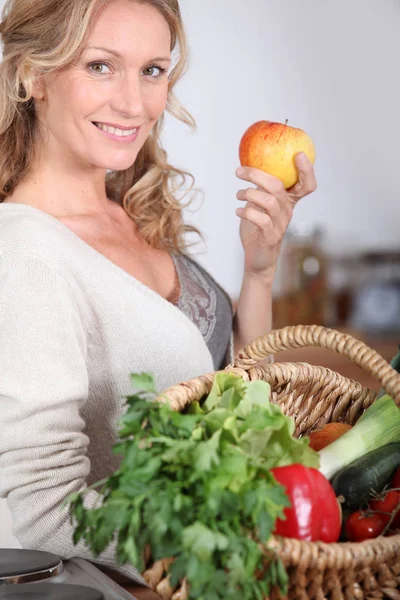 Mujer Joven Con Verduras Cocina — Foto de Stock