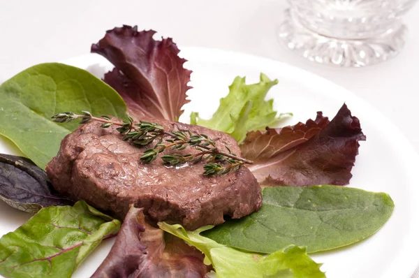 Filete Ternera Con Tomillo Lechuga —  Fotos de Stock