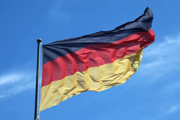 德国国旗迎风飘扬 — 图库照片