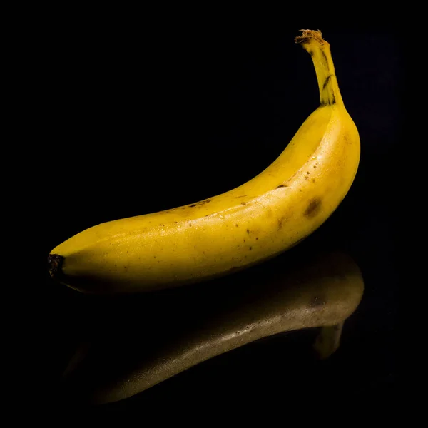 One Fresh Yellow Banana Black Background Reflection — Stock Photo, Image