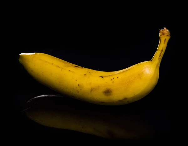 Eine Frische Gelbe Banane Auf Schwarzem Hintergrund Mit Reflexion — Stockfoto