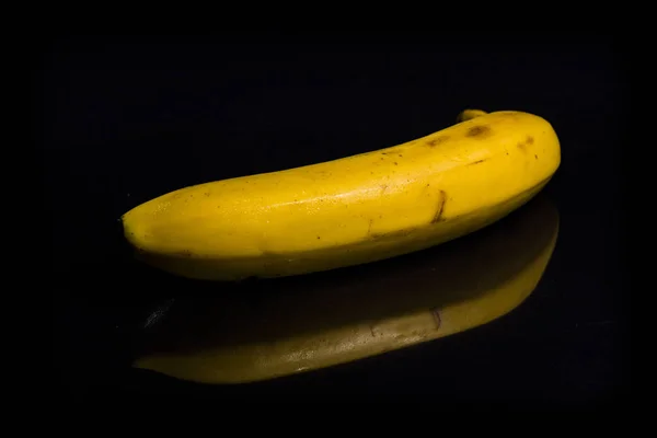 Organiczny Żółty Banan Czarnej Powierzchni Odbiciem — Zdjęcie stockowe