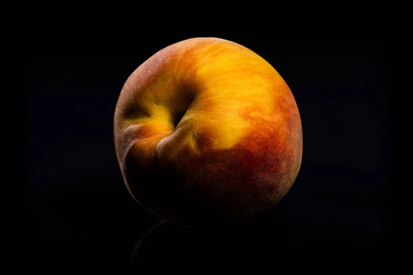 One Fresh Peach Black Background Reflection — Stock Photo, Image