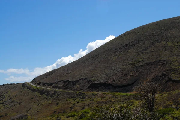 Camino Vacío Cortado Erosión Colina Volcánica Contra Nubes Cielos —  Fotos de Stock