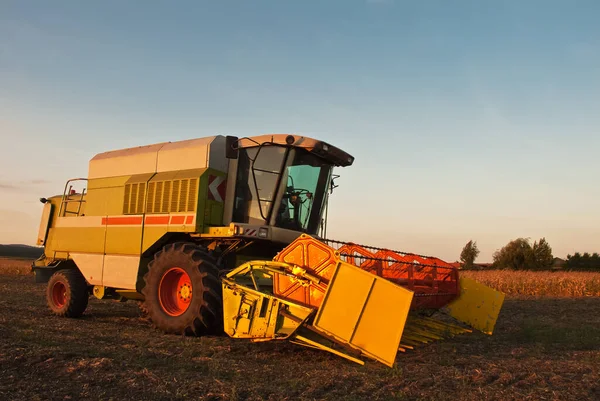 Combineer Oogstmachines Het Landbouwveld — Stockfoto