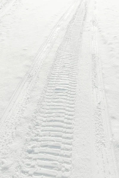 新雪中雪地滑雪车轮子的痕迹 — 图库照片