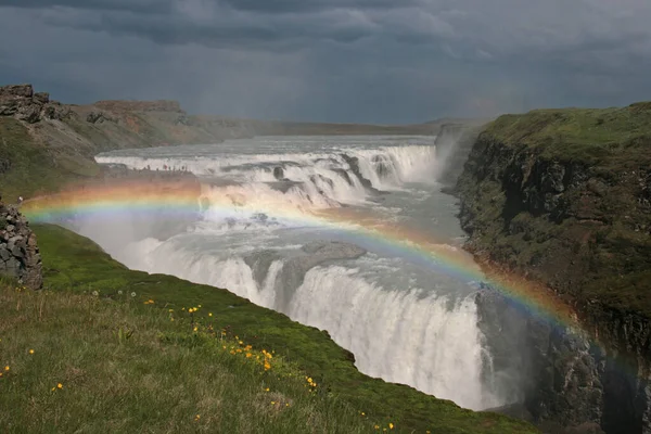 Hermosa Cascada Sobre Fondo Naturaleza — Foto de Stock