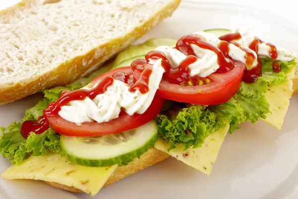 Domatesli Sandviç Salatalık Peynir Marul Ketçap — Stok fotoğraf