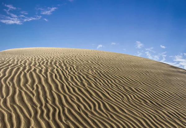 Böljande Sanddyner Med Blå Himmel — Stockfoto