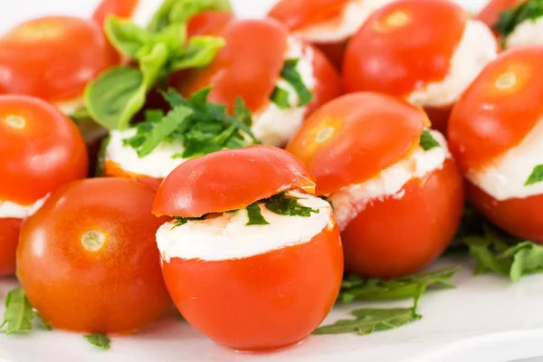Leckere Gefüllte Tomaten Mit Frischkäse — Stockfoto