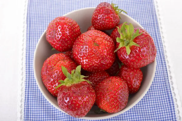 Bol Fraises Fraîchement Cueillies — Photo