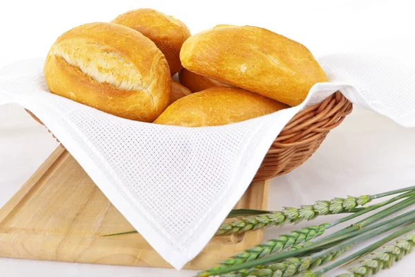 Frisch Gebackene Brötchen Einem Korb Auf Einem Holzschneidebrett — Stockfoto