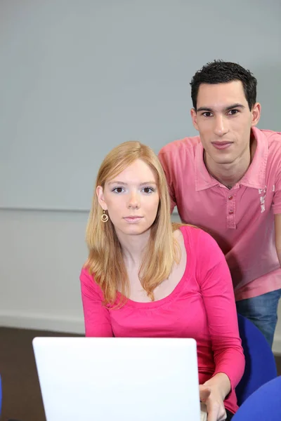 Tiener Paar Met Draagbare Computer — Stockfoto