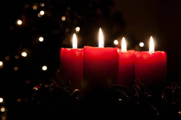 Рождественский Венок Красными Горящими Свечами Свет Елке Заднем Плане — стоковое фото