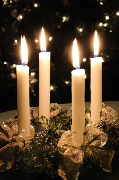 Corona Adviento Navidad Con Velas Encendidas Luces Árbol Mas Fondo —  Fotos de Stock