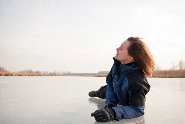 Νεαρή Χαμογελαστή Γυναίκα Είναι Ξαπλωμένη Στον Πάγο Παγωμένη Λίμνη Κοιτάζοντας — Φωτογραφία Αρχείου