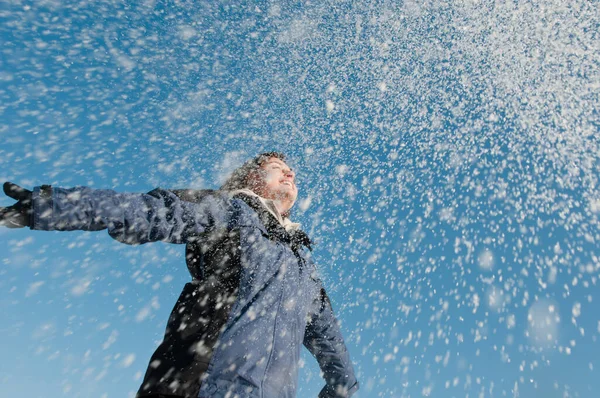 Jeune Femme Jetant Neige Sur Ciel Bleu Arrière Plan Joie — Photo