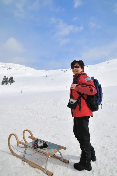 Mujer Madura Con Trineo Pie Pendiente Montaña Invierno Nieve Paisaje — Foto de Stock