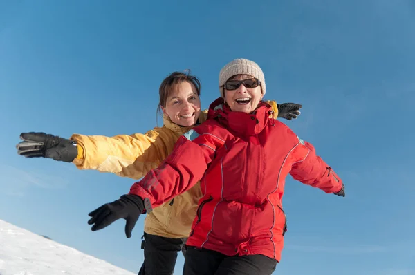 Mode Vie Hivernal Mère Aînée Souriante Heureuse Avec Fille Adulte — Photo