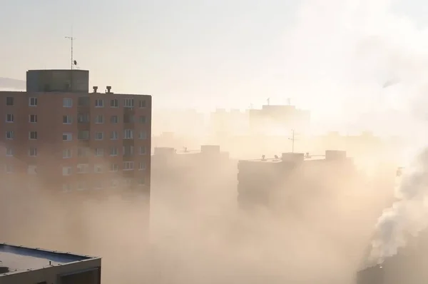 霧の住宅街や煙突を背景にスモッグ — ストック写真