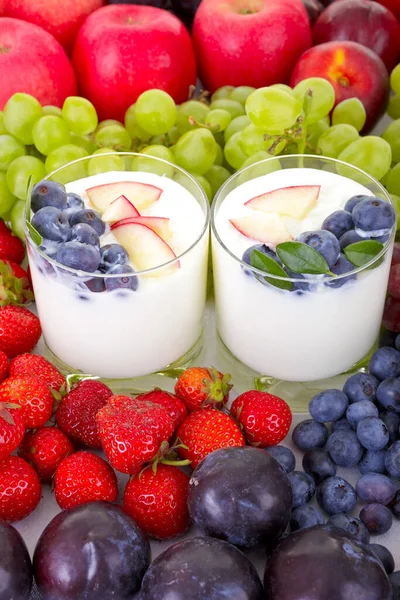 Frischer Joghurt Mit Blaubeere Und Apfel Auf Früchtehintergrund — Stockfoto