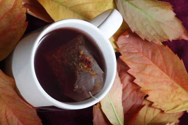 Tasse Tee Mit Blättern Auf Dem Hintergrund — Stockfoto