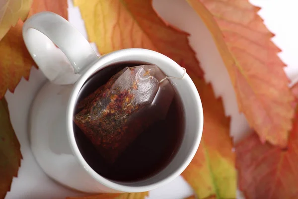 Tasse Thé Poche Avec Des Feuilles Sur Fond — Photo