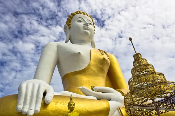 Фото Статуї Великого Будди Синім Небом Білими Хмарами Фоновому Режимі — стокове фото