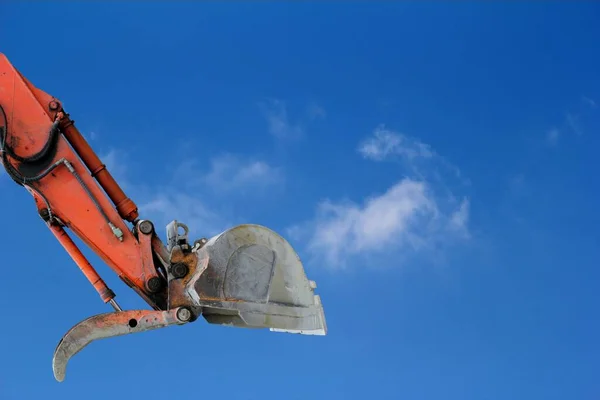 青い空に対する大規模な掘削機のバケツ — ストック写真