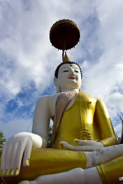 Foto Grande Estátua Buda Com Céu Azul Nuvens Brancas Fundo — Fotografia de Stock