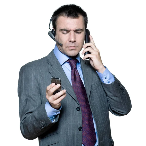Портрет Бизнесмена Наушниках Помощью Мобильного Телефона Занят Несколькими Телефонами Студии — стоковое фото