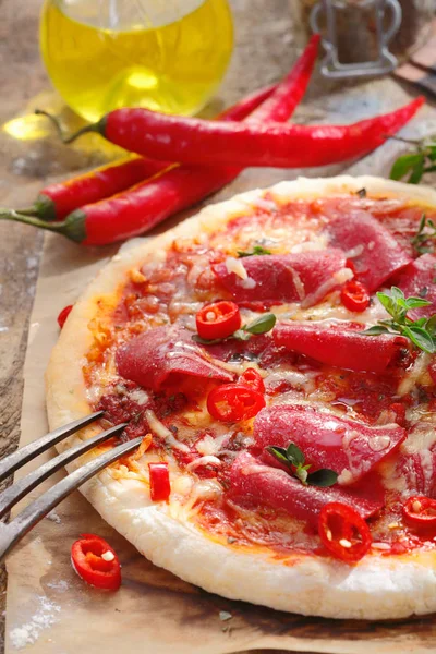 Pizza Salami Mit Peperoni Oder Paprika Und Olivenöl Für Italienische — Stockfoto