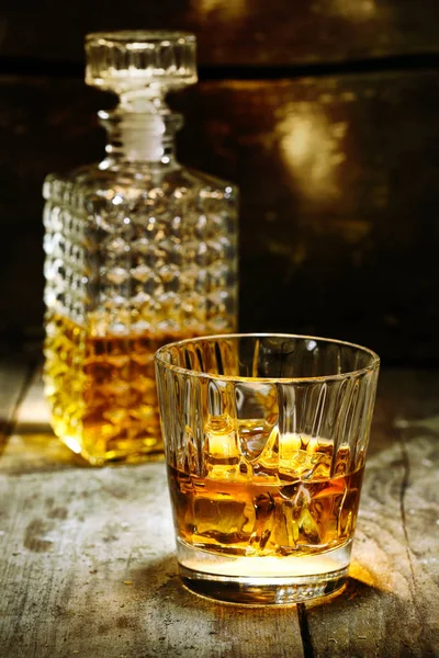 Glas Fles Sterke Drank Zoals Scothc Bourbon Whiskey Brandy Houten — Stockfoto