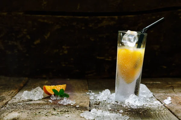 Alcool Orange Shot Drink Con Copyspace Tavoletta Legno Marrone — Foto Stock