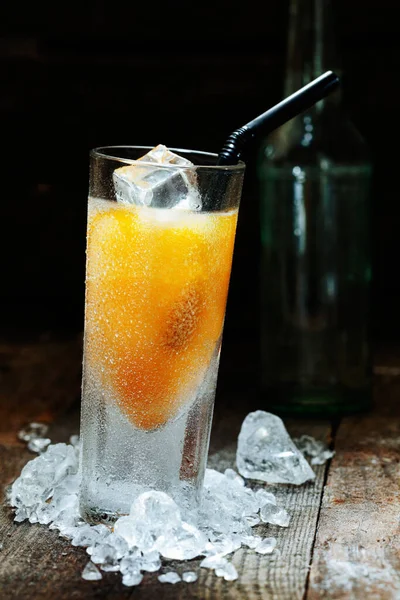 Alcool Mango Bevanda Con Ghiaccio Tritato Sul Tavolo Legno Concetti — Foto Stock