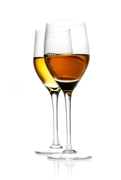 Dwie Szklanki Twardego Alkoholu Aperitif Izolowane Białym — Zdjęcie stockowe