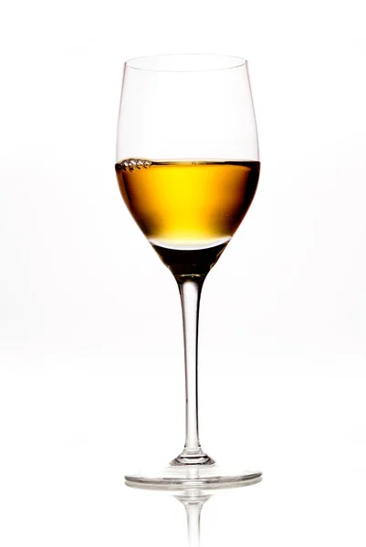 Elegant Wineglass Full Amber Coloured Wine Sherry White Background Reflecton — Stock Photo, Image