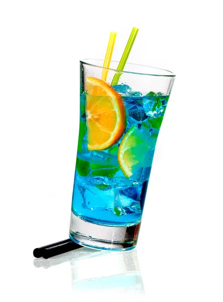 Lang Glas Blauwe Blended Curacao Cocktail Met Sinaasappelschijfjes Ijsblokjes Coneptueel — Stockfoto