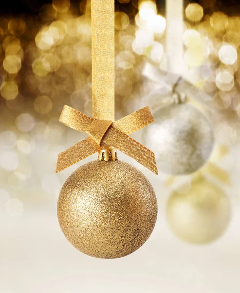 Κρεμαστά Χρυσά Glitter Υφή Χριστουγεννιάτικο Στολίδι Ένα Φόντο Λαμπυρίζοντας Φώτα — Φωτογραφία Αρχείου