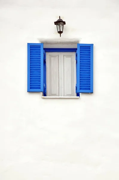白い壁の青い窓 — ストック写真