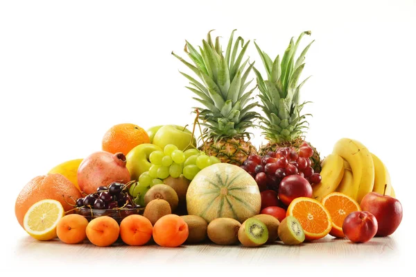 Samenstelling Met Diverse Vruchten Rieten Mand Geïsoleerd Wit — Stockfoto
